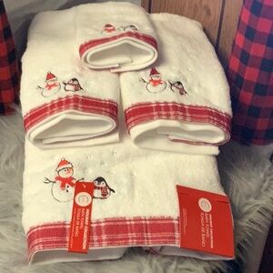 Beautiful set of snowman towels